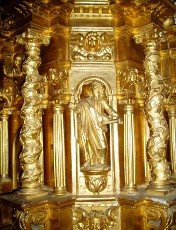 Le matre-autel en bois sculpt