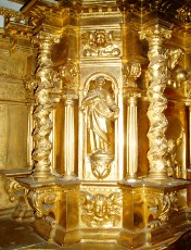 Le matre-autel en bois sculpt