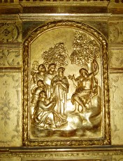 Sur le matre-autel, en bois sculpt la prdication de Saint Jean-Baptiste