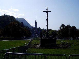 Vue sur l'alle, au fond la Cathdrale de Lourdes